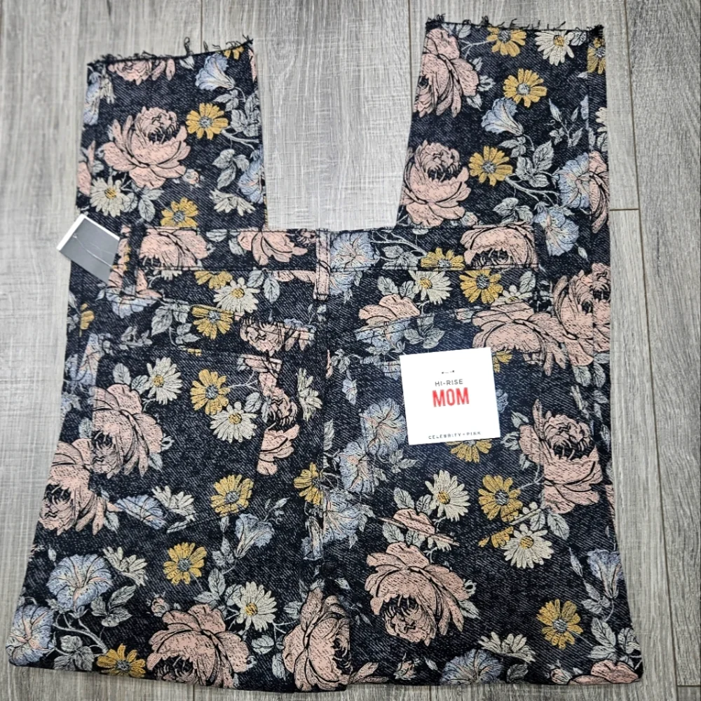 🛍 CELEBRITY PINK Hi Rise Multicolor floral print Mom Jeans 3/26 NWT - Picture 1 of 6